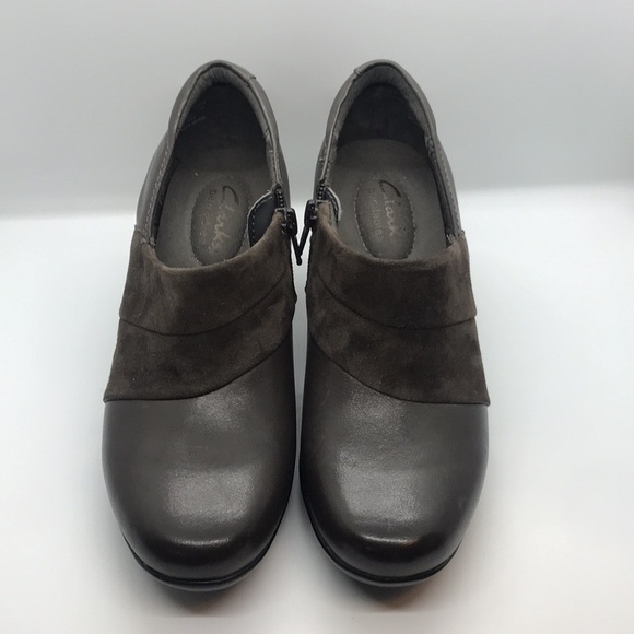 𝅺Clarks Women’s Brown Leather Ankle Booties 6M - Picture 4 of 15